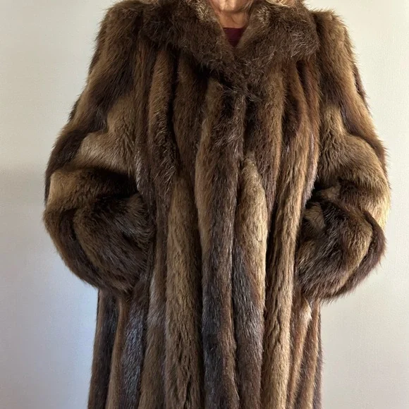 Luxurious Beaver/Fox Full-Length Fur Coat - Picture 10 of 13